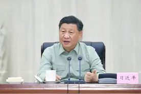 习近平视察海军陆战队：努力锻造一支合成多能快速反应全域运用的精兵劲旅图片