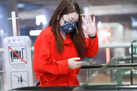 杨天真身材微胖气势更强，穿长裙显老板范，大步赶路一点不露怯图片