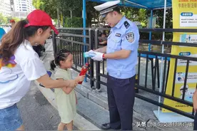 炎炎夏日，大鸽饭餐饮给石鼓交警“送清凉”图片