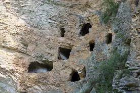 三峡地区现存数量最大的悬棺群在秭归磨坪图片