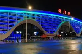 火车站站前广场停车场启用智能化管理，拥有300多个停车位，40分钟内停车免费图片