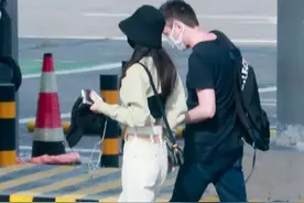 终于秀恩爱！冯绍峰夫妇合体走机场，赵丽颖穿镂空阔腿裤太个性图片