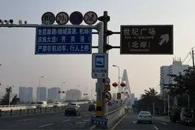 海口公安交警开展世纪大桥电动自行车违反禁令通行专项整治行动图片