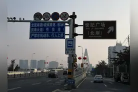 海口公安交警开展世纪大桥电动自行车违反禁令通行专项整治行动图片