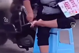被网暴的采耳大妈：生意大受影响，儿子也被人耻笑，想找视频拍摄者要赔偿图片