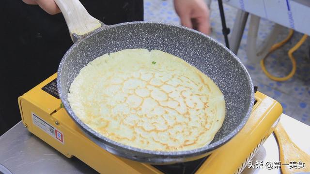 一盆面粉，两个鸡蛋，搅一搅，快速做出鸡蛋煎饼，柔软鲜香