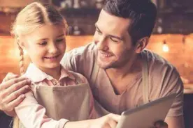 老父亲能有多宠爱女儿？“转账爸爸”走红，隔着屏幕都觉得暖图片