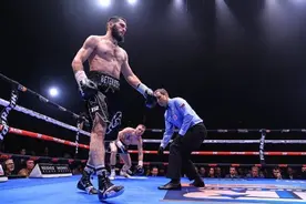 今天，16战16次KO的世界拳王再次上演TKO！打的对手放弃图片