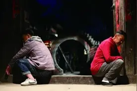 中国式家庭矛盾：父母在等着子女的感恩，子女在等父母的道歉图片