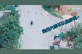 妈妈偷拍儿子下楼拿快递，没想到！网友笑翻！图片