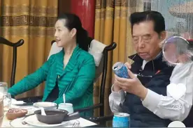 82岁李双江携娇妻聚餐，饭店奢华似皇宫，梦鸽头秃气质不复当年图片