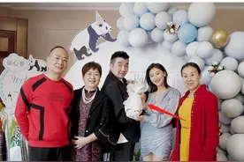 何雯娜梁超女儿百日宴，大家的目光，却都在何雯娜产后的身材上图片