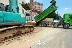 履带车违规上路，公路“很受伤”，相关责任人将面临处罚图片