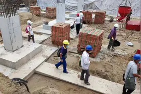 工地上同样是农民工，有1类人不干体力活，月薪也超10000元图片