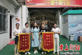 车流中孩子边跑边哭！两位老师迎面而来……图片