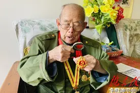 「光荣在党50年」徐连江：“永远跟党走，永远都爱国！”图片