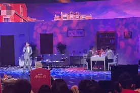 54岁张信哲再唱情歌，陈佩斯郭德纲听得陶醉，网友却评高音太吃力图片