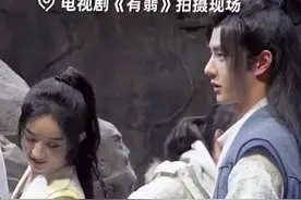 超级甜！赵丽颖给王一博画大双眼皮，而男方却为她编麻花辫图片