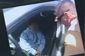 美国一5岁男孩和妈妈赌气，开车上高速买兰博基尼图片