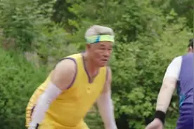 63岁赵本山不服老！与小3岁倪大红打篮球，脸憋通红仍秒杀对方图片