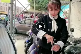零零后小美女修理电动车，本可靠颜值，她却偏偏选择了才能图片