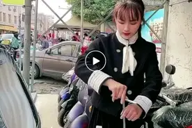 零零后小美女修理电动车，本可靠颜值，她却偏偏选择了才能图片