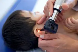 男童耳朵难受，去检查才发现耳朵里长了蛆，有些恶作剧家长要制止图片