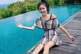 女生在穿了泳衣之后，里面还要不要再穿内衣呢？游泳教练告诉你图片