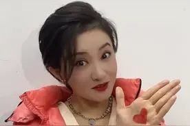 40岁金铭晒近照，尖下巴小V脸太吸睛，曾被撒贝宁暗恋至今单身图片