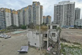 打死都不搬！实拍南宁“最犟钉子楼”：废墟上坚守5年图片