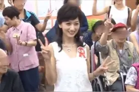 66岁赵雅芝探访敬老院，身材纤细秀长腿，网友调侃在座都是同龄人图片