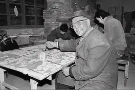 百元大钞上的毛主席头像，为何竟出自一张合影？图片