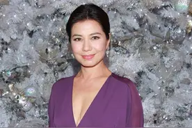 钟楚红的身材保持得挺不错，丰满有余好高级，穿紫色裙尽显韵味图片