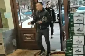 于和伟回老家祭祖被偷拍，状态好疲惫，3岁丧父靠吃姐姐奶水长大图片