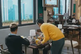女婿偷偷带老丈人来喝酒，谁知本想劝老丈人手术的，结果太尴尬了视频封面