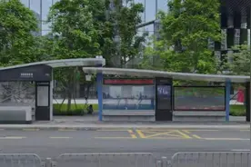 新一代智能公交站亭亮相深圳南山！站内有WIFI能充电还能查询公交线路图图片