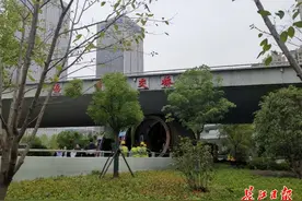 货车违规钻匝道被卡在桥底一夜，到中午仍未出来图片