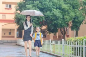 开800万迈巴赫接孩子放学被说炫富，妈妈：这是我家最便宜的车图片