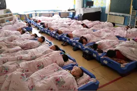 幼儿园不午睡的“神兽”，都会在干什么？家长看到后就真的放心了图片
