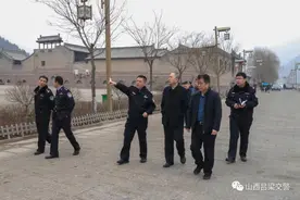 元宵节来临 吕梁交警支队长刘亚楼来碛口景区调研啦~~图片