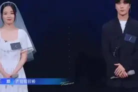 这位宝藏歌手，一首歌曲播放过亿，还要弓腰呈递简历？有点扎心了图片