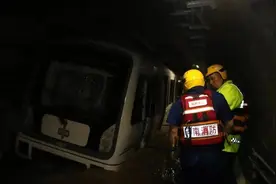 郑州地铁5号线紧急营救5小时：翻越2米高的铁丝网，搭起“人肉防洪墙”图片