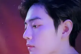 肖战生活小日常图，侧颜＋背影杀＋下午茶，妥妥的女朋友视角图片