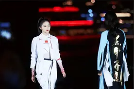 关晓彤亮相安踏秀，100位模特演绎中国风！这才是最自豪的穿法图片