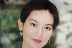 潘虹穿婆婆装坦然认老，银卷发配米白风衣醒目洋气，气质又升华了图片