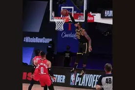 想让我跳上房顶！詹皇晒平筐暴扣引百万点赞，对比8年前秃顶扎心图片