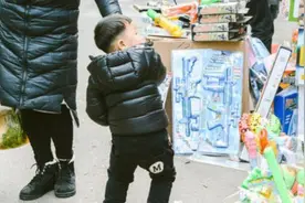 儿子拿着玩具不撒手，宝妈不打不骂一招制服，店主看了也连连称赞图片