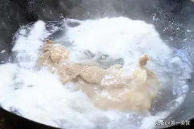 炖肉时，煮出的浮沫是精华还是脏东西？要不要撇去？看完涨知识了图片