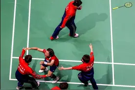 苏迪曼杯：强国有我，团结拼搏，团魂铸就冠军的名字——中国队图片