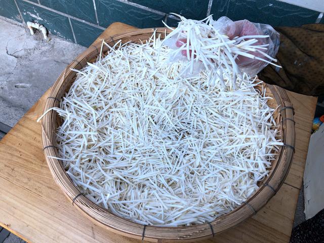 每年入冬，我家的腌芥菜总被“抢”，一次腌10斤，顿顿吃不烦